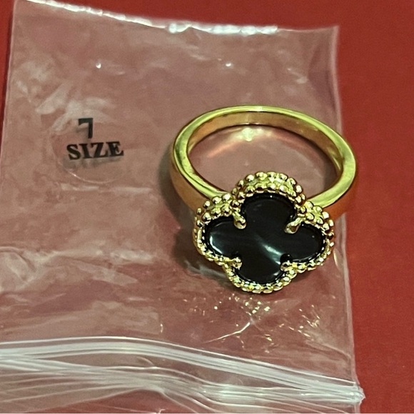 Elegant Clover Rings - Picture 4 of 6